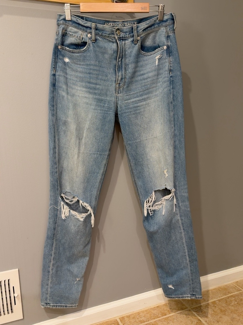 American Eagle Distressed Light Wash Mom Straight Jeans Size 8 Long
